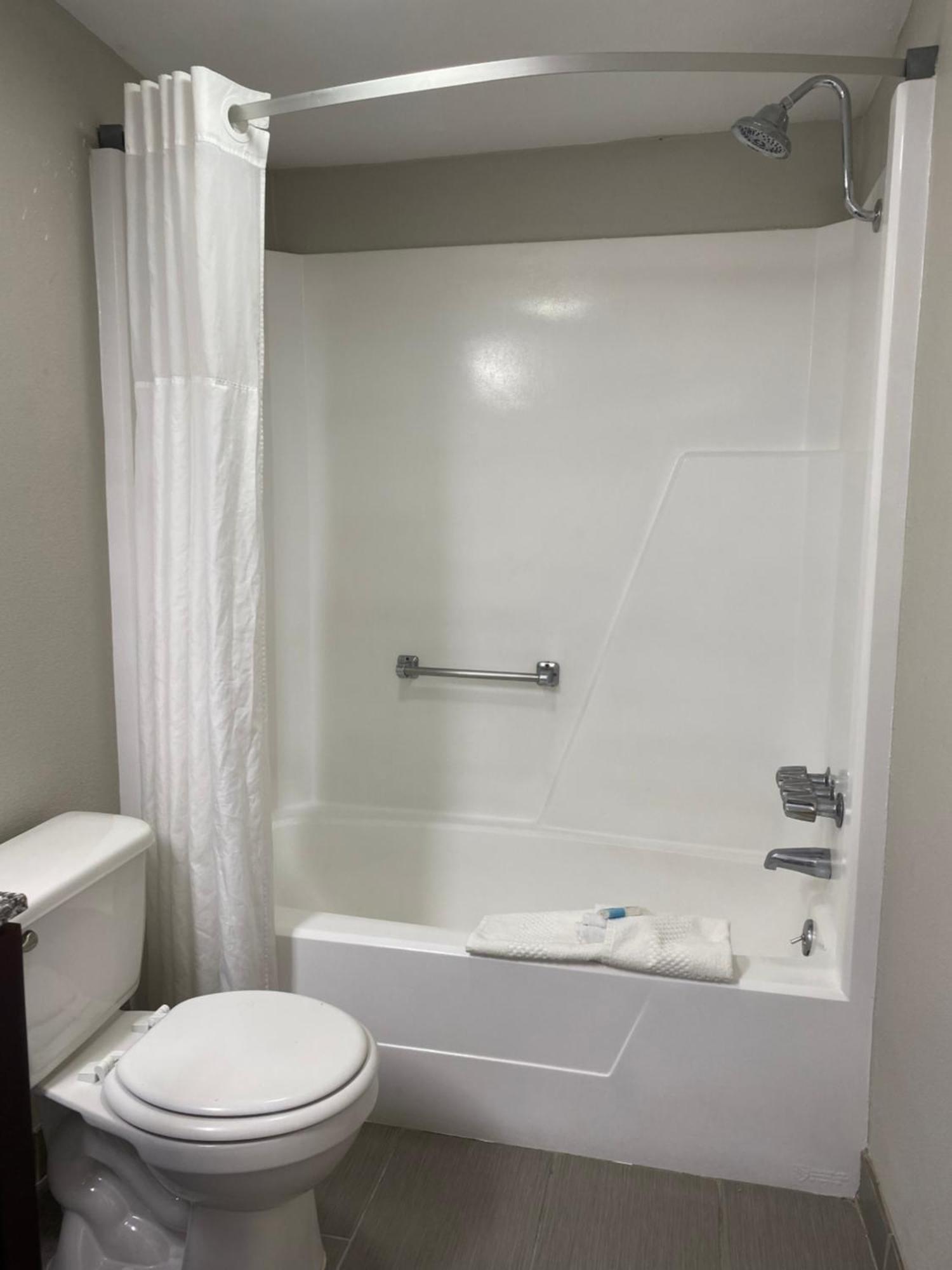 Cambridge Inn Oklahoma City Bagian luar foto
